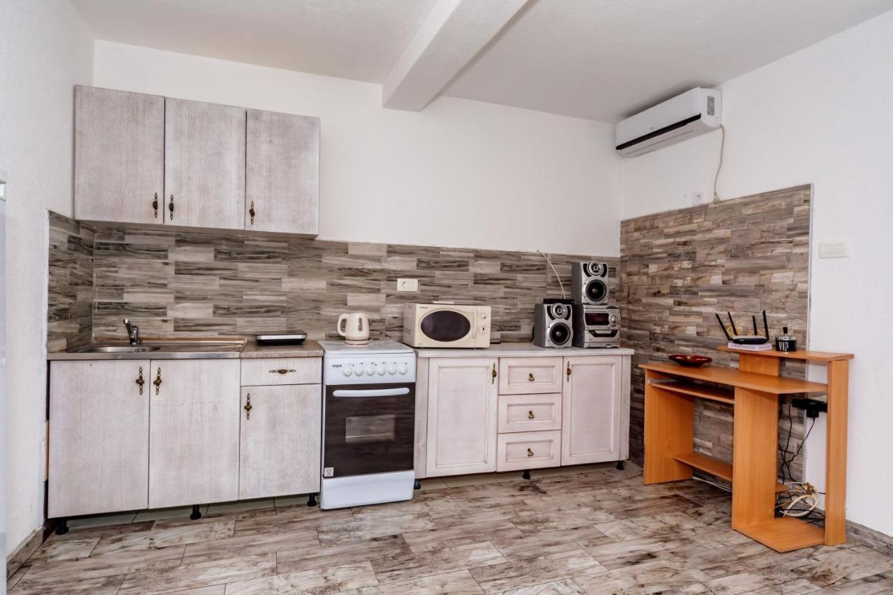 Apartmani Lira Sutomore Εξωτερικό φωτογραφία